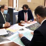 El consejero de Fomento y Medio Ambiente, Juan Carlos Suárez-Quiñones, hace una visita institucional al Ayuntamiento de La Bañeza