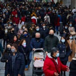 Ambiente navideño en las calles del centro de Madrid durante el Puente de la Constitución de 2020