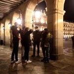 Agentes de la Policía Local y Nacional se han desplegado por Salamanca este sábado para controlar que los ciudadanos cumplen con el nuevo toque de queda, establecido desde las 20:00 hasta las 6:00 horas desde su publicación en el BOCYL esta misma mañana. EFE/J.M.GARCIA