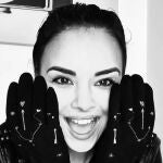Chenoa tiene los guantes más bonitos del iniverno.