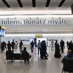Interior del aeropuerto internacional de Heathrow en Londres