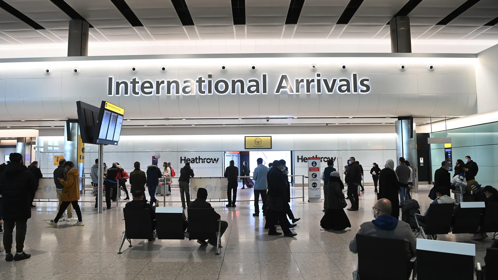 Interior del aeropuerto internacional de Heathrow en Londres