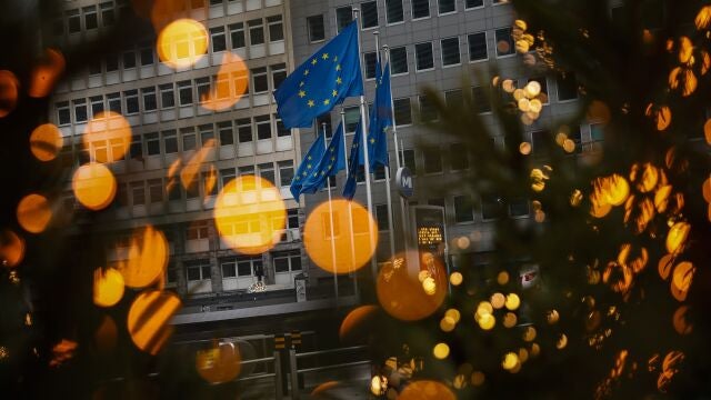 Banderas de la UE frente al cuartel general de la Comisión Europea, en Bruselas