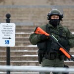 Fuerzas de seguridad de Minnesota vigilan el acceso al Capitolio de Sant Paul mientras los casos de coronavirus siguen creciendo