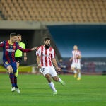 Asier Villalibre con el Athletic frente al Barcelona.