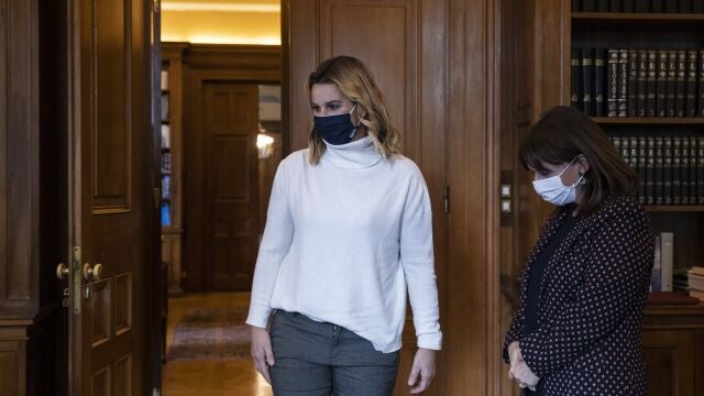 La presidenta griega, Katerina Sakellaropoulou, ha recibido a la campeona olímpica Sofia Bekatorou