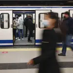 Viajeros en la estación de metro de Sol, en Madrid