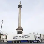 Un tráiler con el eslogan "Gobierno incompetente destruye la industria pesquera" atraviesa Trafalgar Square en Londres