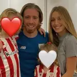 Iker Muniain, Andrea Sesma y sus dos hijos.