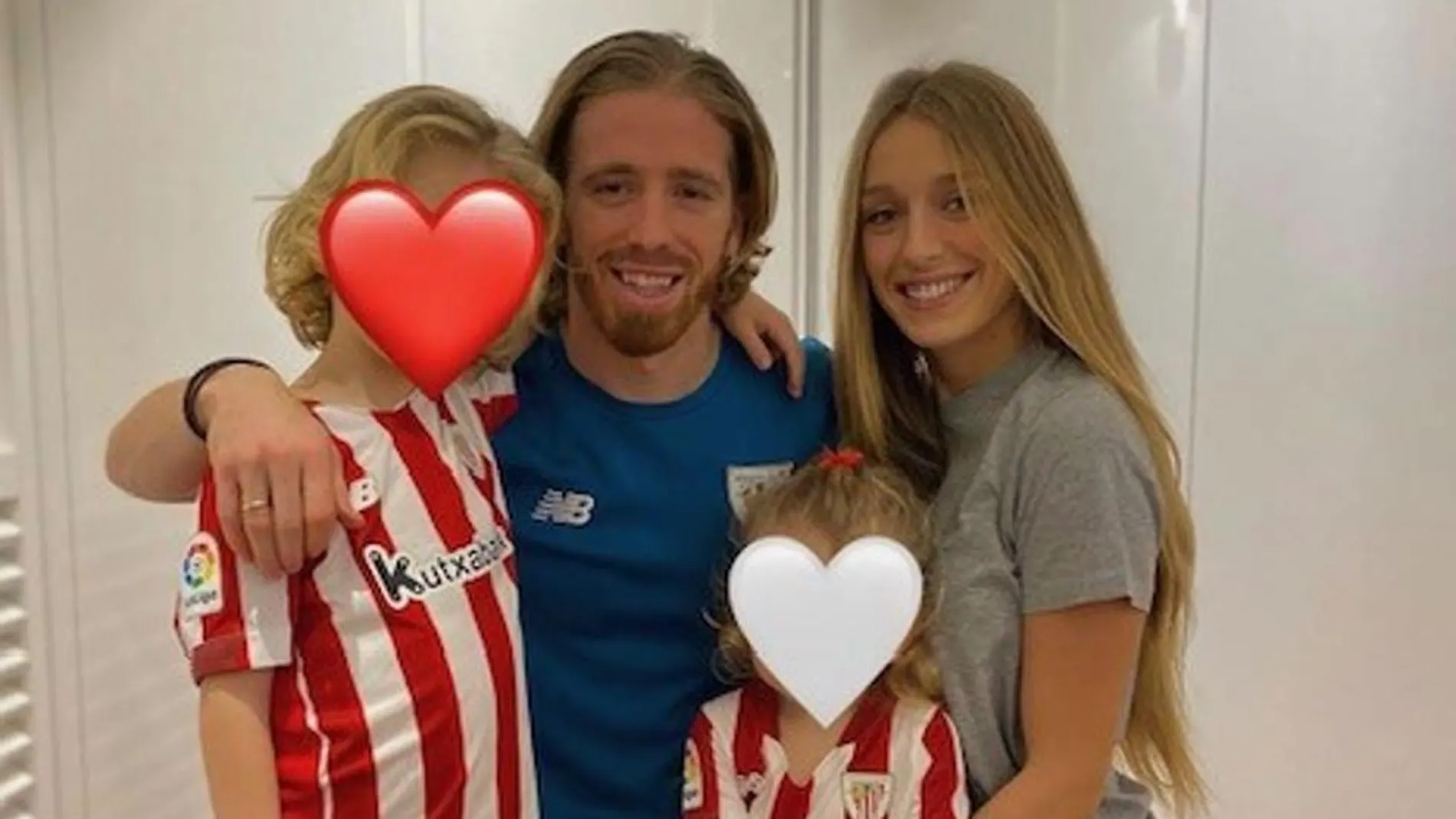 Iker Muniain, Andrea Sesma y sus dos hijos.