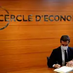 El presidente del PP, Pablo Casado, firma en el libro de honor antes de pronunciar este lunes una conferencia organizada por el Cercle d'Economia de Barcelona