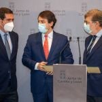 El presidente de la Junta de Castilla y León, Alfonso Fernández Mañueco (c); el presidente de CEOE, Antonio Garamendi (i) y el presidente de la CEOE en Castilla y León, Santiago Aparicio (d) durante la rueda de prensa ofrecida hoy en Burgos para presentar el Plan Sumamos Salud+EconomÌa