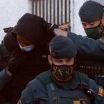 El Melillero, el joven que supuestamente atacó con ácido a su exnovia y a otra mujer, a la salida de los juzgados de Fuengirola (Málaga). EFE/Jorge Zapata