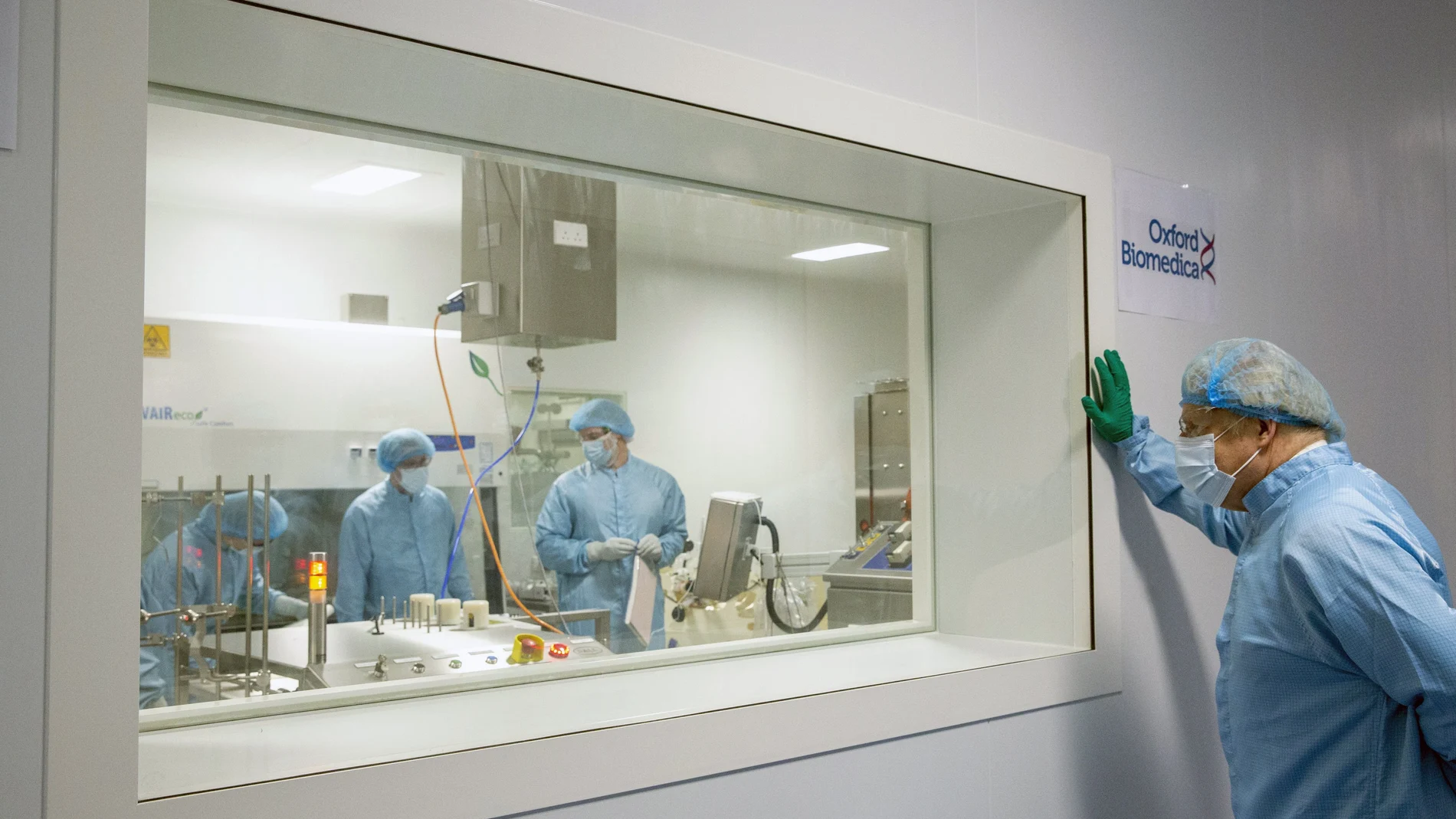 Boris Johnson visita el laboratorio que fabrica la vacuna Oxford/Astrazeneca