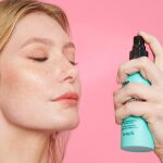Spray fijador de maquillaje.