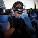 AME178. BUENOS AIRES (ARGENTINA), 18/01/2021.- Cientos de personas realizan un acto en conmemoración del fiscal argentino Alberto Nisman al cumplirse seis años de su muerte, hoy en Buenos Aires (Argentina). Seis años después, la investigación judicial que se abrió tras la muerte de Alberto Nisman, ocurrida el 18 de enero del 2015, sigue sin despejar las dudas acerca de qué le sucedió al fiscal que días antes de aparecer con un tiro en la cabeza había denunciado a la entonces presidenta de Argentina, y actual vicepresidenta, de encubrir a terroristas a través de un pacto con Irán. EFE/ Juan Ignacio Roncoroni