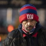 Un hombre con la mascarilla a bufanda por la calle de Nueva York