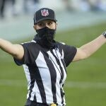 Sarah Thomas gesticulando en un partido de la NFL entre los "Denver Broncos" y los "Carolina Panthers". (AP Photo/Brian Westerholt)