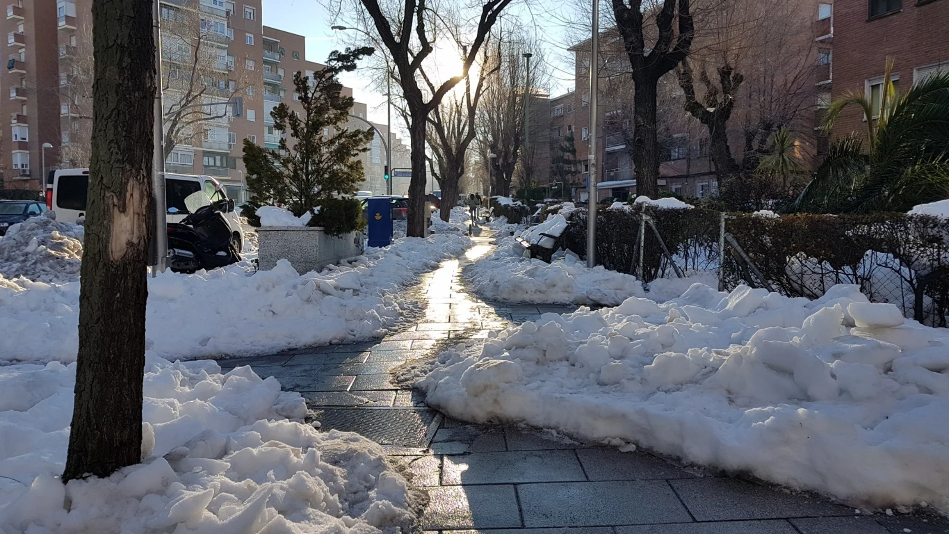 Calle del barrio de Moratalaz (Madrid), con un pasillo entre la nieve, una semana después de la nevada que trajo el temporal Filomena.