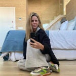 Amelia Bono con zapatillas de firma española.