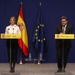 La ministra de Trabajo y Economía Social, Yolanda Díaz (i), y el ministro de Inclusión, Seguridad Social y Migraciones, José Luis Escrivá