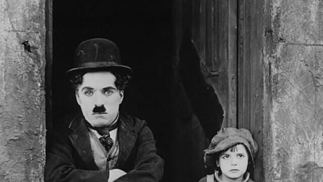 Charlie Chaplin y Jackie Coogan, en "El chico"