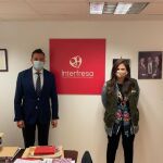 El director de Fundación Caja Rural del Sur, Emilio Ponce, y el gerente de Asociación Interprofesional de la Fresa Andaluza (Interfresa), Pedro Marín, entre otros representantes de ambas instituciones