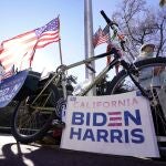 Un seguidor de Biden celebra la toma de posesión del nuevo presidente en Sacramento (California)