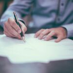 Una persona firma un contrato
