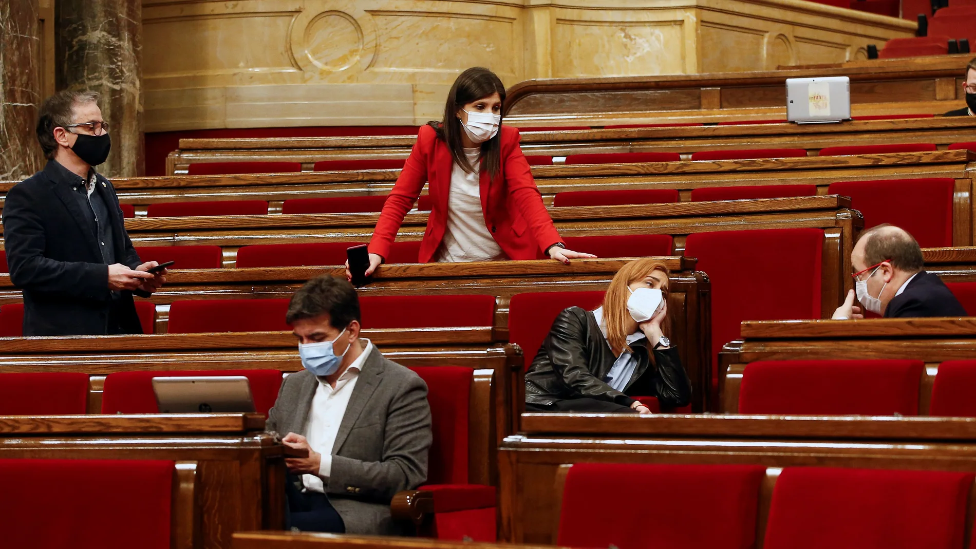 El presidente del grupo parlamentario de Socialistes i Units per Avançar, Miquel Iceta (d) habla con la presidenta del grupo parlamentario de Catalunya en Comú Podem, Jéssica Albiach (2d) en presencia de los diputados de ERC, Marta Vilalta (2i), Sergi Sabrià (3i) y Josep Maria Jové (i)