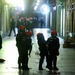 Agentes de la Ertzaintza intentan controlar grupos de radicales que intentaban celebrar la festividad de San Sebastián en la Parte Vieja donostiarra. EFE/Juan Herrero.