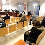 Los acusados en la pieza del caso BRUGAL por supuesta corrupción relacionada con el servicio de recogida y tratamiento de basuras en esta localidad de la Marina Alta adjudicado a la empresa Colsur al inicio de la vista, el año pasado
