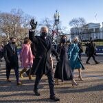 El presidente Joe Biden y la primera dama Jill Biden junto a parte de su familia a las afueras de la Casa Blanca