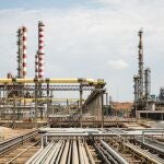 Complejo de Tarragona donde Repsol ha producido el biocombustible para aviación