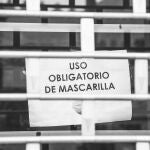 Un cartel en el que se lee: `Uso obligatorio de mascarilla´.