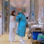 Una enfermera ayuda a una médico de Urgencias durante la covid