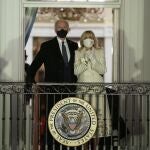 El presidente Joe Biden y la primera dama Jill Biden observan los fuegos artificiales desde la Casa Blanca