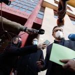 El actual secretario general del PSRM-PSOE, Diego Conesa, responde a los medios a su llegada al juzgado de Totana, Murcia