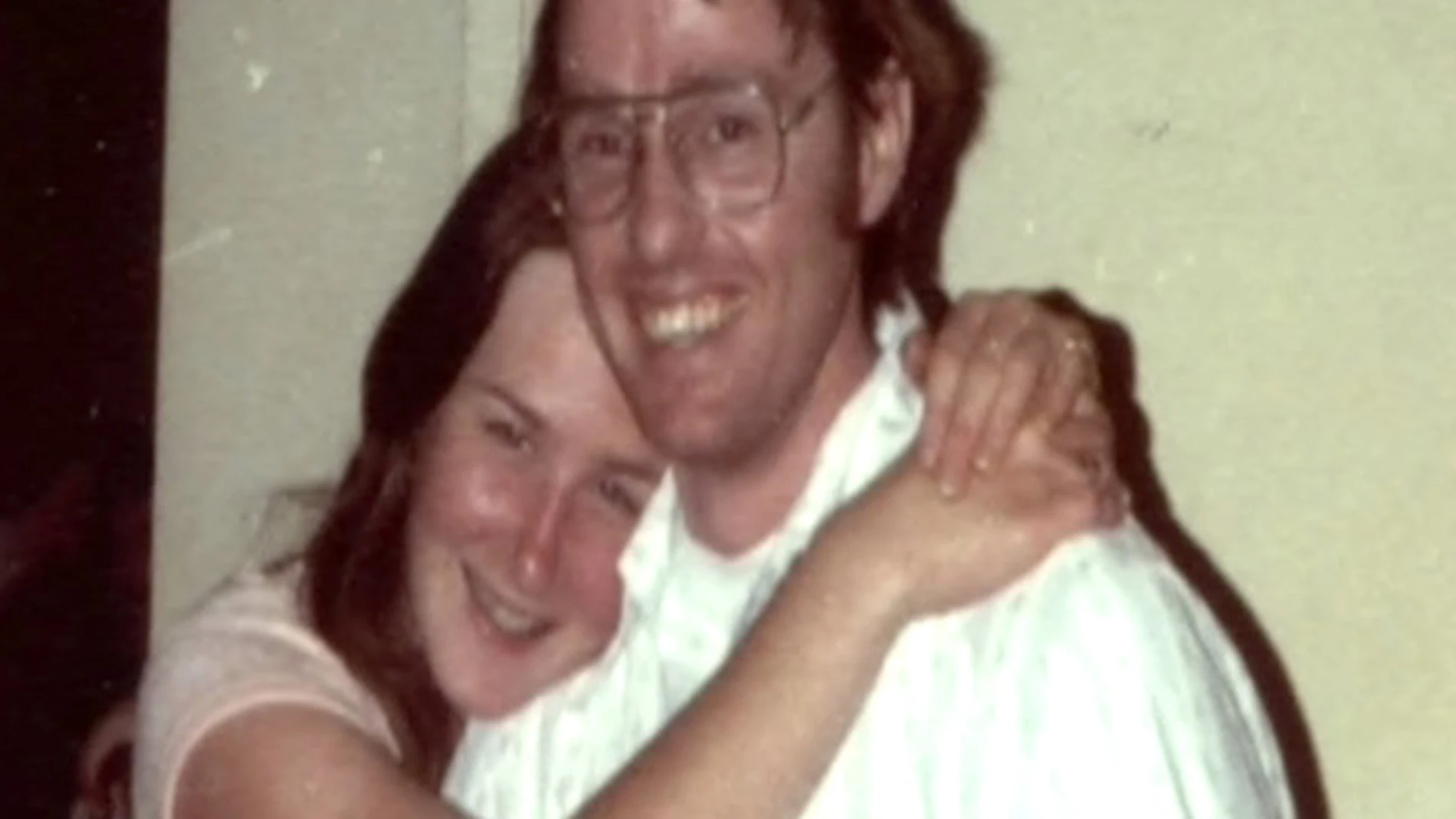 Colleen y Cameron, durante la visita a casa de los padres de ella. LLevaba tres años secuestrada y supo fingir que su captor era su novio y que eran felices