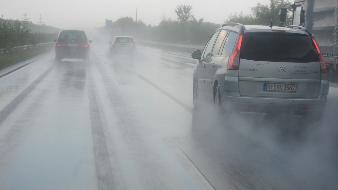 Qué hacer si te sorprende una tromba de agua por lluvias torrenciales mientras conduces en el coche