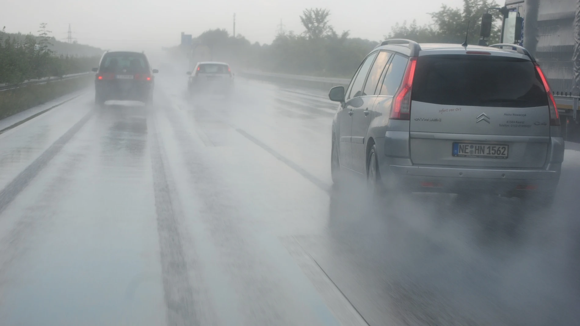 Coches circulando bajo la lluvia