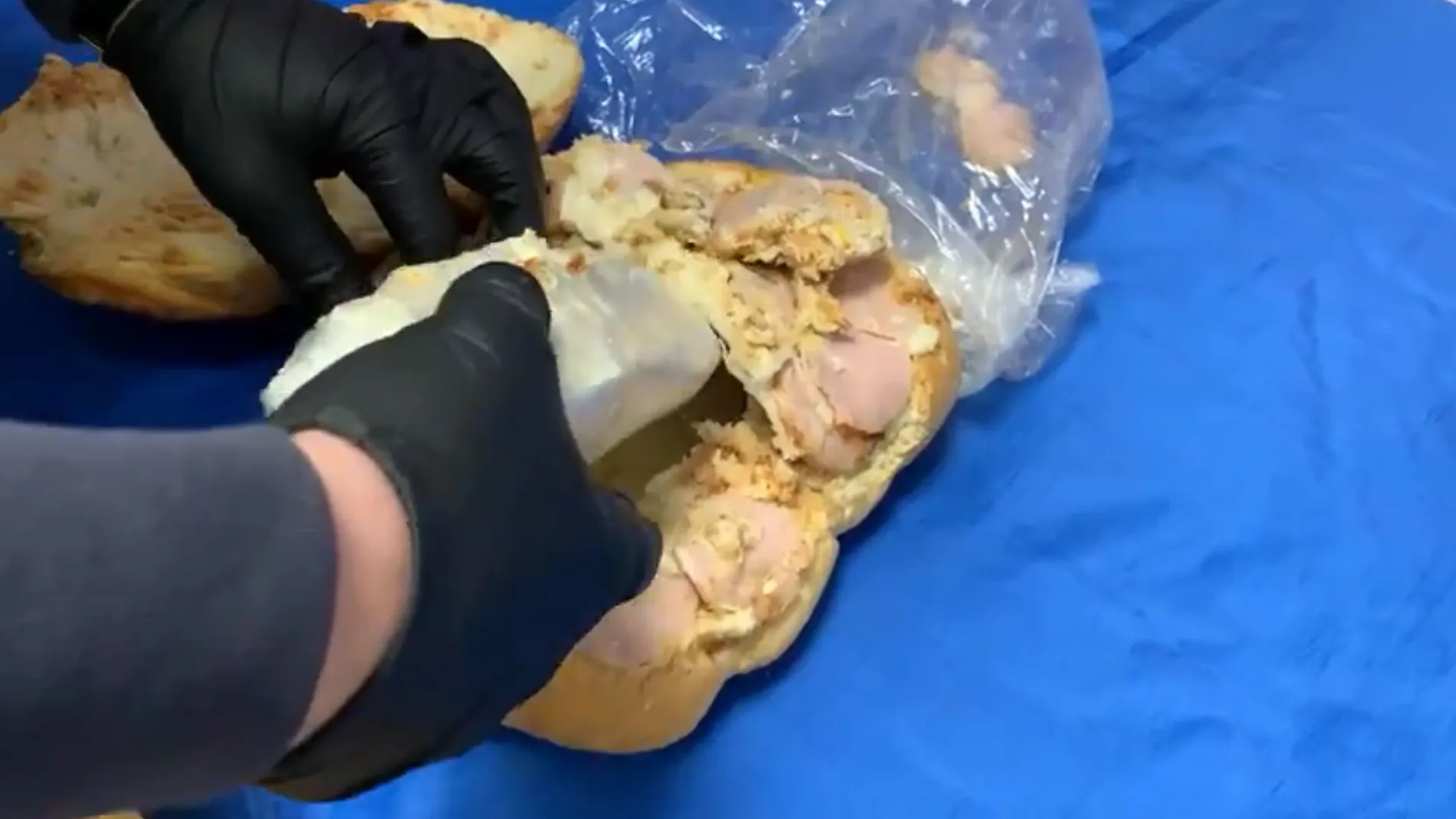 Imagen del vídeo distribuido por la Policía Nacional: detenida una persona por llevar 300 gramos de cocaína en un bocadillo