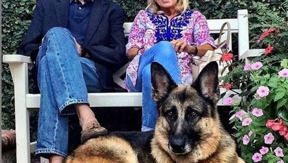 JOE BIDEN Y SU ESPOSA EN LA CASA BLANCA CON SUS DOS PERROS