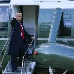 Donald Trump, antes de subir al helicóptero en el que abandonó la Casa Blanca