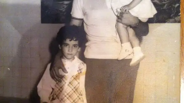 Libertad (izquierda), con su padre y su hermana Armonía