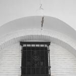 Cada vez que entremos después de un tiempo a una “casa de verano”, debemos darnos un paseo por el interior y el exterior de la vivienda para identificar cualquier grieta que pueda considerarse “peligrosa” | Fuente: EFE/Pepe Torres.