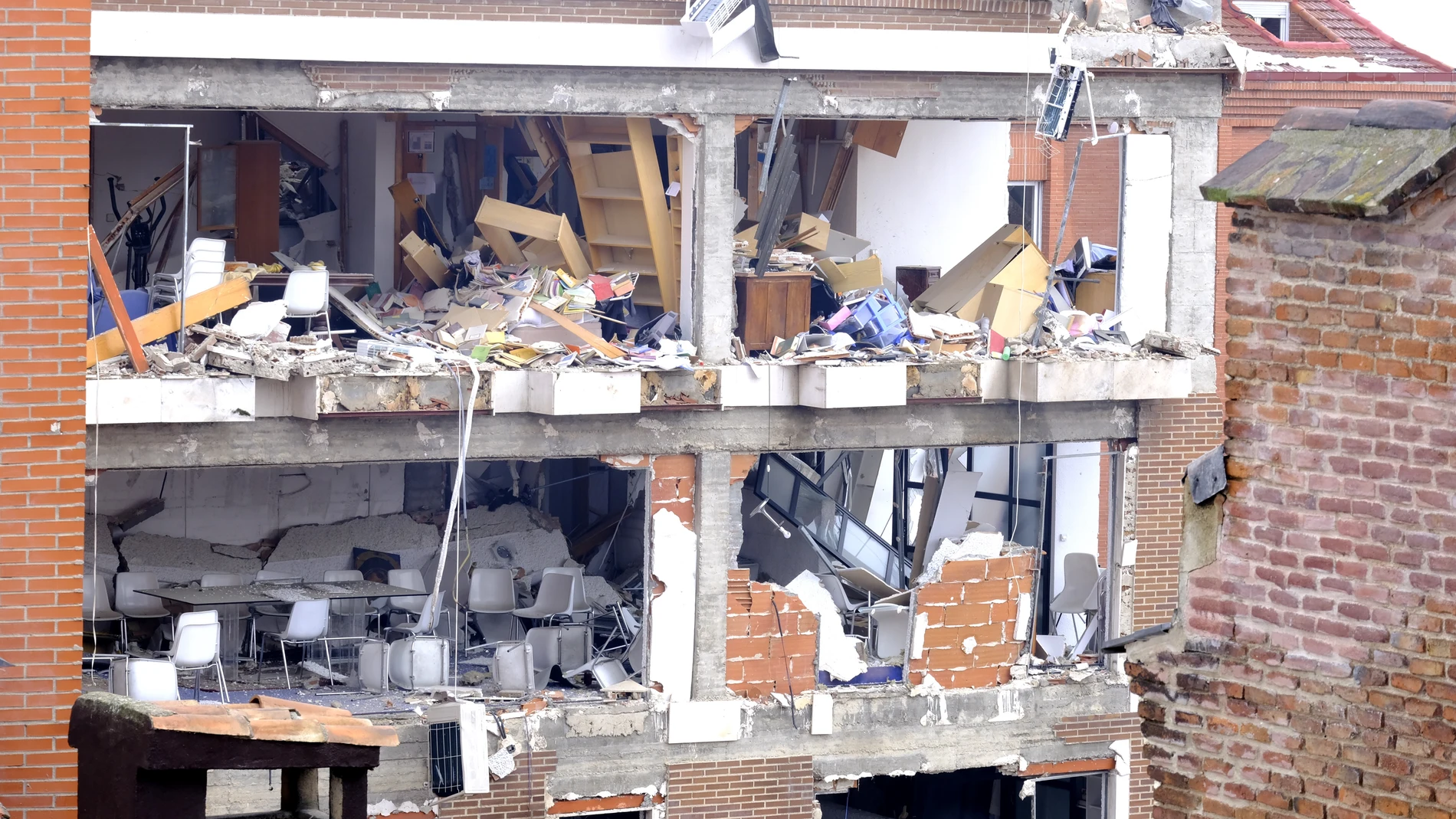 Explosion en un edificio del Arzobispado de Madrid en la calle Toledo 98.
