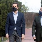 El presidente del PP, Pablo Casado (i), junto a Alejandro Fernández (d).