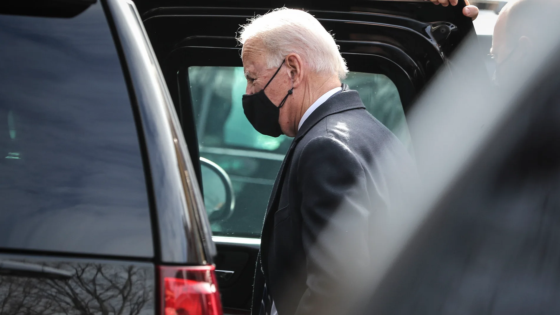 Washington (United States), 24/01/2021.- US President Joe Biden, center, leaves the Holy Trinity Catholic Church in the Georgetown neighborhood of Washington, DC, USA, 24 January 2021. (Estados Unidos) EFE/EPA/Oliver Contreras / POOL