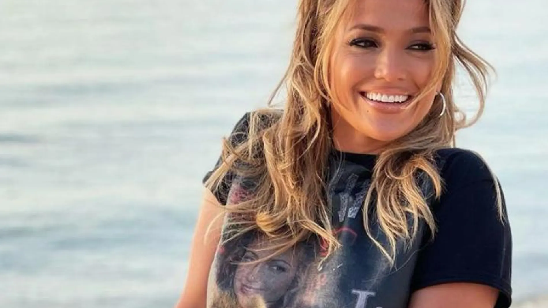 JLO con top corto.